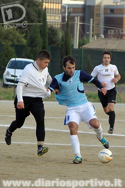 Farci e Melis si strattonano